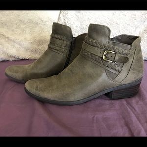 BareTrap (Giles) size 10 M booties